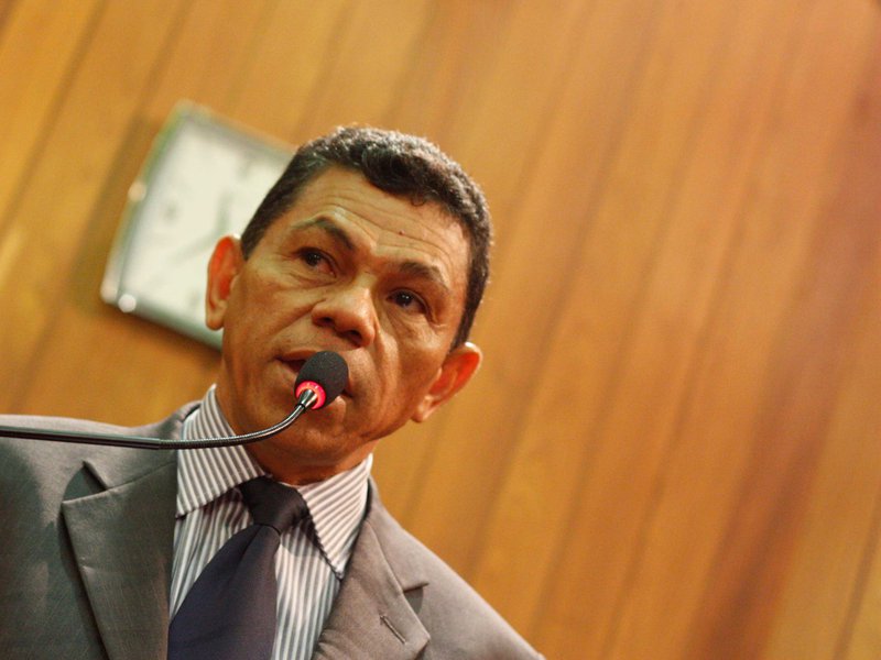 Enquanto a oposição reunia provas e tomava depoimentos contra o programa de Parcerias Público-Privadas do governo, numa reunião que ia acontecer em plena segunda-feira (17), a base governista ainda estava viajando de volta para a capital; o líder do Governo, João de Deus (PT), questionou a data da reunião, já que a Comissão de Infraestrutura e Politicas Públicas, regimentalmente, reúne seus membros às quartas-feiras; "Não somos contra que a oposição aponte as falhas, mas que essas colocações sejam tratadas com responsabilidade. Não se admite que o relatório seja tornado público antes de submetido à comissão, ao plenário. E cabe ao presidente desta Casa comunicar ao Ministério Público, ao Tribunal de Contas os encaminhamentos, mas somente depois de ouvida a posição do plenário", acrescentou (Foto: Leonardo Lucena) Enquanto a oposição reunia provas e tomava depoimentos contra o programa de Parcerias Público-Privadas do governo, numa reunião que ia acontecer em plena segunda-feira (17), a base governista ainda estava viajando de volta para a capital; o líder do Governo, João de Deus (PT), questionou a data da reunião, já que a Comissão de Infraestrutura e Politicas Públicas, regimentalmente, reúne seus membros às quartas-feiras; "Não somos contra que a oposição aponte as falhas, mas que essas colocações sejam tratadas com responsabilidade. Não se admite que o relatório seja tornado público antes de submetido à comissão, ao plenário. E cabe ao presidente desta Casa comunicar ao Ministério Público, ao Tribunal de Contas os encaminhamentos, mas somente depois de ouvida a posição do plenário", acrescentou