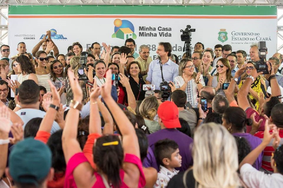Pesquisa interna realizada pelo Governo do Ceará mostra que a gestão vem sendo bem avaliada pela população cearense, inclusive nas áreas mais críticas do governo - Saúde e Segurança. A avaliação pessoal do governador Camilo Santana também cresceu. Uma outra pesquisa, segundo matéria publicada pelo jornal "Folha do Cariri, teria apontado que na disputa pelo Governo do Estado o governador Camilo Santana (PT) seria reeleito na disputa com qualquer um dos nomes da oposição (Foto: Fatima 247) Pesquisa interna realizada pelo Governo do Ceará mostra que a gestão vem sendo bem avaliada pela população cearense, inclusive nas áreas mais críticas do governo - Saúde e Segurança. A avaliação pessoal do governador Camilo Santana também cresceu. Uma outra pesquisa, segundo matéria publicada pelo jornal "Folha do Cariri, teria apontado que na disputa pelo Governo do Estado o governador Camilo Santana (PT) seria reeleito na disputa com qualquer um dos nomes da oposição