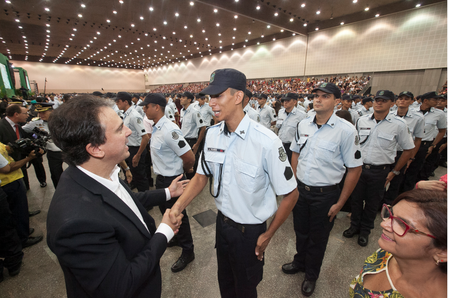 Solenidade comandada pelo governador Camilo Santana (PT) nesta sexta-feira (20) marcou o início dos trabalhos de mais 1.282 homens e 68 mulheres no reforço da segurança estadual. “Estes aprovados hoje vão imediatamente para as ruas e vão integrar a nossa estratégia de combater a violência”, adiantou o chefe do Executivo estadual (Foto: Rodrigo Rocha) Solenidade comandada pelo governador Camilo Santana (PT) nesta sexta-feira (20) marcou o início dos trabalhos de mais 1.282 homens e 68 mulheres no reforço da segurança estadual. “Estes aprovados hoje vão imediatamente para as ruas e vão integrar a nossa estratégia de combater a violência”, adiantou o chefe do Executivo estadual