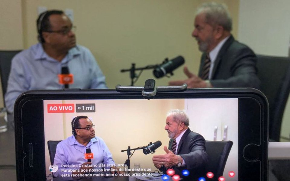 Em entrevista a uma rádio de Sergipe nesta segunda-feira 21, o ex-presidente Lula voltou a criticar a situação econômica do País, após o golpe parlamentar que retirou a presidente legítima Dilma Rousseff do Poder; "Se a Dilma foi tirada para o Brasil melhorar, como explicam o que está acontecendo com o país nas mãos de Temer?", perguntou; "Tiraram a Dilma dizendo que iam melhorar o Brasil e o país desandou", completou; Lula, que está em Sergipe em uma segunda etapa de seu giro pelo Nordeste, afirmou que "O Brasil viveu o seu melhor momento durante os nossos governos"; "Criamos 22 milhões de empregos com carteira assinada. A renda dos 10% mais pobres cresceu mais que a renda dos 10% mais rico", destacou (Foto: Paulo Emílio) Em entrevista a uma rádio de Sergipe nesta segunda-feira 21, o ex-presidente Lula voltou a criticar a situação econômica do País, após o golpe parlamentar que retirou a presidente legítima Dilma Rousseff do Poder; "Se a Dilma foi tirada para o Brasil melhorar, como explicam o que está acontecendo com o país nas mãos de Temer?", perguntou; "Tiraram a Dilma dizendo que iam melhorar o Brasil e o país desandou", completou; Lula, que está em Sergipe em uma segunda etapa de seu giro pelo Nordeste, afirmou que "O Brasil viveu o seu melhor momento durante os nossos governos"; "Criamos 22 milhões de empregos com carteira assinada. A renda dos 10% mais pobres cresceu mais que a renda dos 10% mais rico", destacou