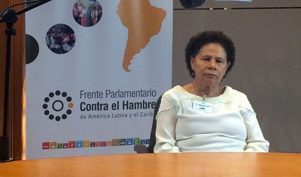 A senadora Regina Sousa (PT-PI) representa o Brasil no VIII Fórum da Frente Parlamentar Contra a Fome na América Latina e Caribe, em Montevidéu, no Uruguai; objetivo do encontro é analisar as causas que impedem o progresso na luta contra a fome e a desnutrição; única representante do brasileira no encontro, a senadora afirmou que o evento está se mostrando uma rica oportunidade para se reverem as antigas prioridades, de acordo com relato no Piauí Hoje (Foto: Voney Malta) A senadora Regina Sousa (PT-PI) representa o Brasil no VIII Fórum da Frente Parlamentar Contra a Fome na América Latina e Caribe, em Montevidéu, no Uruguai; objetivo do encontro é analisar as causas que impedem o progresso na luta contra a fome e a desnutrição; única representante do brasileira no encontro, a senadora afirmou que o evento está se mostrando uma rica oportunidade para se reverem as antigas prioridades, de acordo com relato no Piauí Hoje
