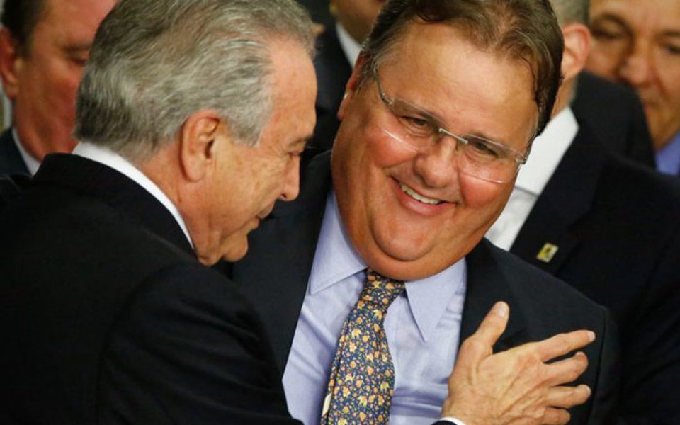 "Não é impossível que ainda haja bambus sendo apontados dentro da Procuradoria Geral da República para o "último dia em cartaz" de Rodrigo Janot", diz o editor do Tijolaço, Fernando Brito; "Nos bastidores, o temor no Planalto não é com a última flecha de Janot e sim com uma delação do ex-ministro Geddel Vieira Lima. Por isso, querem enterrar a denúncia "antes que Geddel fale", ressalta Brito; Não há tempo para outra denúncia, mas para vazamento, bastam alguns minutos. Há um cheiro ruim no ar", avalia (Foto: Paulo Emílio) "Não é impossível que ainda haja bambus sendo apontados dentro da Procuradoria Geral da República para o "último dia em cartaz" de Rodrigo Janot", diz o editor do Tijolaço, Fernando Brito; "Nos bastidores, o temor no Planalto não é com a última flecha de Janot e sim com uma delação do ex-ministro Geddel Vieira Lima. Por isso, querem enterrar a denúncia "antes que Geddel fale", ressalta Brito; Não há tempo para outra denúncia, mas para vazamento, bastam alguns minutos. Há um cheiro ruim no ar", avalia