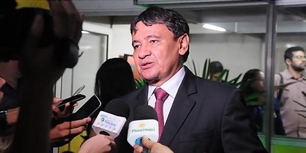 O governador Wellington Dias defende que, independentemente de partido ou ideologia, a democracia e Constituição Federal devem prevalecer; Dias comentou a retomada do julgamento da chapa Dilma-Temer pelo TSE; “Se a gente tem provas que justifiquem que houve crime, claro que a justiça terá que tomar uma posição, mas também não podemos sair do campo da lei. Creio que um problema grave que temos é o pré-julgamento. Você condena antes de ver as provas e isso amanhã acontece com outra pessoa, mas amanhã pode acontecer comigo. Então quando eu digo que o manual é a Constituição Federal, é porque é bom para todo o Brasil” (Foto: Leonardo Lucena) O governador Wellington Dias defende que, independentemente de partido ou ideologia, a democracia e Constituição Federal devem prevalecer; Dias comentou a retomada do julgamento da chapa Dilma-Temer pelo TSE; “Se a gente tem provas que justifiquem que houve crime, claro que a justiça terá que tomar uma posição, mas também não podemos sair do campo da lei. Creio que um problema grave que temos é o pré-julgamento. Você condena antes de ver as provas e isso amanhã acontece com outra pessoa, mas amanhã pode acontecer comigo. Então quando eu digo que o manual é a Constituição Federal, é porque é bom para todo o Brasil”