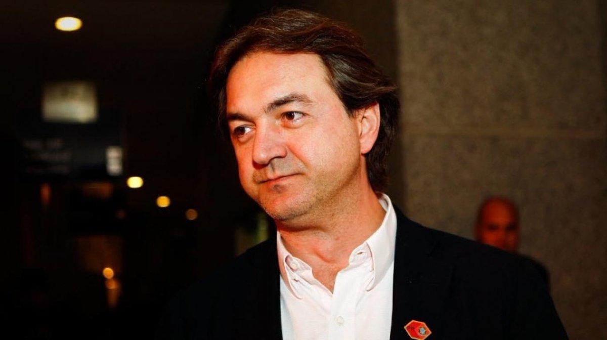 Empresário Joesley Batista, um dos donos do grupo J&F, holding que controla o frigorífico JBS, divulgou hoje (18) uma nota em que admite pagamentos indevidos a agentes públicos e pede "desculpas a todos os brasileiros" pelas relações de suas empresas com autoridades; "Não honramos nossos valores quando tivemos que interagir, em diversos momentos, com o Poder Público brasileiro. E não nos orgulhamos disso. Nosso espírito empreendedor e a imensa vontade de realizar, quando deparados com um sistema brasileiro que muitas vezes cria dificuldades para vender facilidades, nos levaram a optar por pagamentos indevidos a agentes públicos", diz o empresário (Foto: Aquiles Lins) Empresário Joesley Batista, um dos donos do grupo J&F, holding que controla o frigorífico JBS, divulgou hoje (18) uma nota em que admite pagamentos indevidos a agentes públicos e pede "desculpas a todos os brasileiros" pelas relações de suas empresas com autoridades; "Não honramos nossos valores quando tivemos que interagir, em diversos momentos, com o Poder Público brasileiro. E não nos orgulhamos disso. Nosso espírito empreendedor e a imensa vontade de realizar, quando deparados com um sistema brasileiro que muitas vezes cria dificuldades para vender facilidades, nos levaram a optar por pagamentos indevidos a agentes públicos", diz o empresário