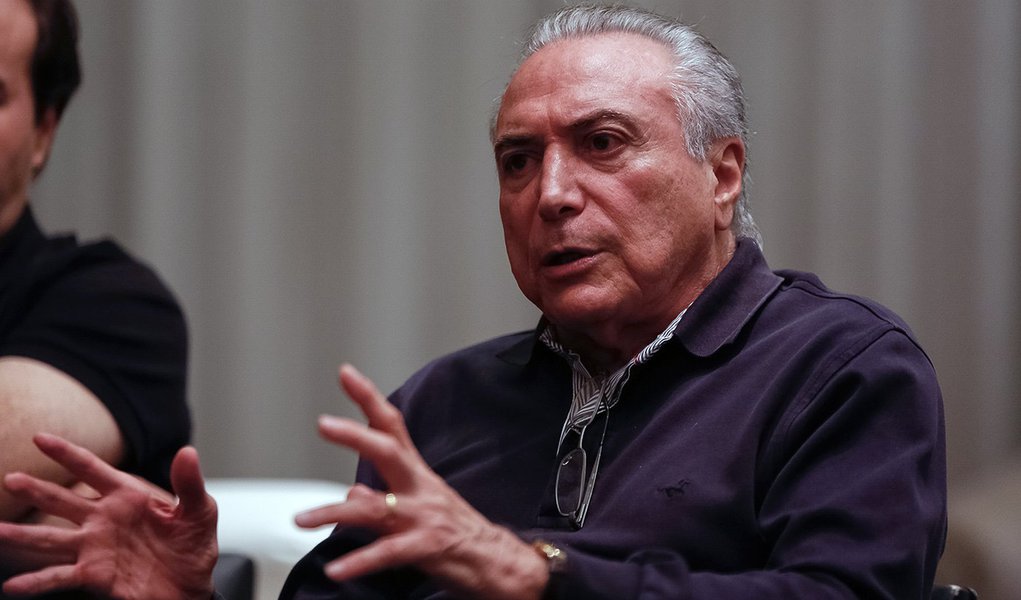 Uma das alternativas que segmentos da base aliada consideram como uma saída honrosa para Michel Temer é a cassação pelo TSE e a decisão do presidente de não recorrer; por enquanto, no entanto, o Planalto não considera essa hipótese; "Não existe isso. O presidente vai usar todos os recursos a sua disposição, seja no TSE, seja no Supremo Tribunal Federal", disse um auxiliar palaciano à Agência Reuters; Planalto trabalha com a possibilidade de um dos ministros pedir vistas do processo, o que ajudaria a arrastar a decisão e dar tempo de uma reação ao governo; no entanto, aliados avaliam que isso pode ser mais um sinal ruim para o governo, uma demonstração de fraqueza (Foto: José Barbacena) Uma das alternativas que segmentos da base aliada consideram como uma saída honrosa para Michel Temer é a cassação pelo TSE e a decisão do presidente de não recorrer; por enquanto, no entanto, o Planalto não considera essa hipótese; "Não existe isso. O presidente vai usar todos os recursos a sua disposição, seja no TSE, seja no Supremo Tribunal Federal", disse um auxiliar palaciano à Agência Reuters; Planalto trabalha com a possibilidade de um dos ministros pedir vistas do processo, o que ajudaria a arrastar a decisão e dar tempo de uma reação ao governo; no entanto, aliados avaliam que isso pode ser mais um sinal ruim para o governo, uma demonstração de fraqueza