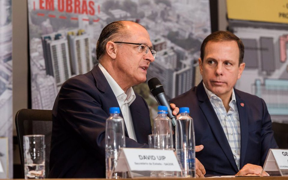 Com o triplo das intenções de voto do que seu padrinho Geraldo Alckmin, o prefeito João Doria fará tudo para traí-lo, tomando de assalto o comando tucano; segundo levantamento divulgado nesta quarta-feira, 16, pelo instituto DataPoder360, Alckmin aparece em terceiro lugar, com apenas 4%; no cenário com Doria, o prefeito midiático recebe 12% de intenções; ambos atrás do deputado Jair Bolsonaro e do ex-presidente Lula, que segue na liderança com 32%, numa subida de seis pontos; nesta semana, ele, que praticamente abandonou a gestão em São Paulo, cheia de buracos de rua, deve intensificar sua campanha presidencial (Foto: Aquiles Lins) Com o triplo das intenções de voto do que seu padrinho Geraldo Alckmin, o prefeito João Doria fará tudo para traí-lo, tomando de assalto o comando tucano; segundo levantamento divulgado nesta quarta-feira, 16, pelo instituto DataPoder360, Alckmin aparece em terceiro lugar, com apenas 4%; no cenário com Doria, o prefeito midiático recebe 12% de intenções; ambos atrás do deputado Jair Bolsonaro e do ex-presidente Lula, que segue na liderança com 32%, numa subida de seis pontos; nesta semana, ele, que praticamente abandonou a gestão em São Paulo, cheia de buracos de rua, deve intensificar sua campanha presidencial
