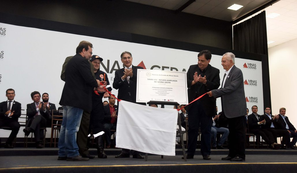 Governador Fernando Pimentel inaugurou, em Divinópolis, Território Oeste, a rede do Samu da Região Ampliada de Saúde (RAS) Oeste; foram entregues 31 ambulâncias; segundo o executivo, a implantação do serviço na região oeste atenderá 1,2 milhão de pessoas em 54 municípios; o governo informou que investiu R$ 7 milhões no convênio de implantação e R$ 3,9 milhões na compra das ambulâncias; com o início das atividades do Samu Oeste, e considerando os 12 Samus municipais e os cinco Samus Regionais, 540 dos 853 municípios mineiros passam a ter acesso ao serviço, o equivalente a 63,30% de cobertura, atendendo cerca de 15,1 milhões dos 20,7 milhões habitantes do Estado perfazendo assim 72,4 % de cobertura populacional (Foto: Leonardo Lucena) Governador Fernando Pimentel inaugurou, em Divinópolis, Território Oeste, a rede do Samu da Região Ampliada de Saúde (RAS) Oeste; foram entregues 31 ambulâncias; segundo o executivo, a implantação do serviço na região oeste atenderá 1,2 milhão de pessoas em 54 municípios; o governo informou que investiu R$ 7 milhões no convênio de implantação e R$ 3,9 milhões na compra das ambulâncias; com o início das atividades do Samu Oeste, e considerando os 12 Samus municipais e os cinco Samus Regionais, 540 dos 853 municípios mineiros passam a ter acesso ao serviço, o equivalente a 63,30% de cobertura, atendendo cerca de 15,1 milhões dos 20,7 milhões habitantes do Estado perfazendo assim 72,4 % de cobertura populacional