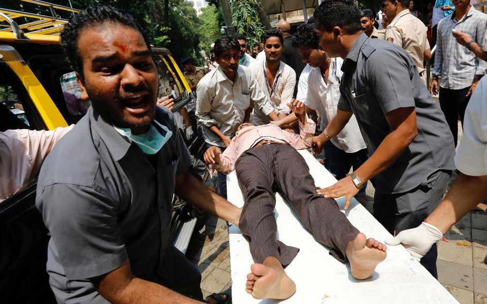 Tumulto ocorrido durante uma tempestade de monção em uma estação de trem de Mumbai, centro financeiro da Índia, deixou ao menos 22 mortos e mais de 30 feridos; tumulto aconteceu depois que a forte chuva surpreendeu os passageiros, fazendo com que muitos buscassem abrigo debaixo da ponte de pedestres (Foto: Paulo Emílio) Tumulto ocorrido durante uma tempestade de monção em uma estação de trem de Mumbai, centro financeiro da Índia, deixou ao menos 22 mortos e mais de 30 feridos; tumulto aconteceu depois que a forte chuva surpreendeu os passageiros, fazendo com que muitos buscassem abrigo debaixo da ponte de pedestres
