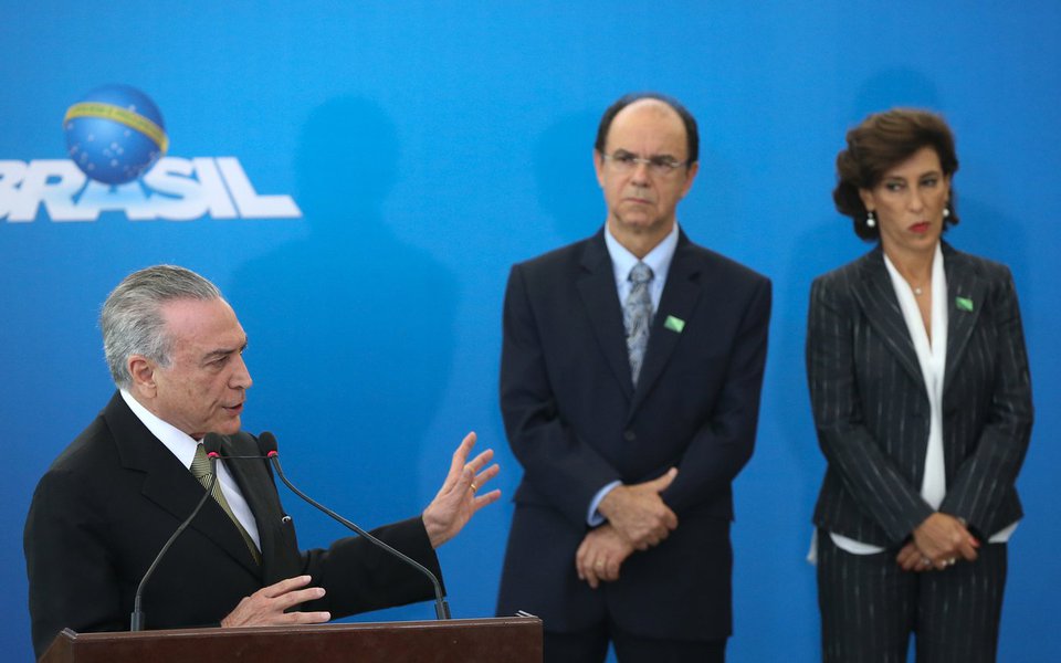 Palácio do Planalto negou que Michel Temer tenha escalado o ministro da Secretaria-Geral da Presidência, Moreira Franco, para encontrar um novo nome para presidir o Banco Nacional de Desenvolvimento Econômico e Social (BNDES) no lugar de Maria Silvia Bastos Marques; Planalto informou, por meio da assessoria de imprensa, que "o presidente não tem a menor intenção de tirar a Maria Silvia"; neste domingo, a imprensa divulgou a informação de que Temer havia dado prazo de três meses para Moreira Franco substituir Maria Silvia, que estaria sendo alvo de reclamações ostensivas de empresários que a acusam de fechar o caixa da instituição (Foto: Paulo Emílio) Palácio do Planalto negou que Michel Temer tenha escalado o ministro da Secretaria-Geral da Presidência, Moreira Franco, para encontrar um novo nome para presidir o Banco Nacional de Desenvolvimento Econômico e Social (BNDES) no lugar de Maria Silvia Bastos Marques; Planalto informou, por meio da assessoria de imprensa, que "o presidente não tem a menor intenção de tirar a Maria Silvia"; neste domingo, a imprensa divulgou a informação de que Temer havia dado prazo de três meses para Moreira Franco substituir Maria Silvia, que estaria sendo alvo de reclamações ostensivas de empresários que a acusam de fechar o caixa da instituição