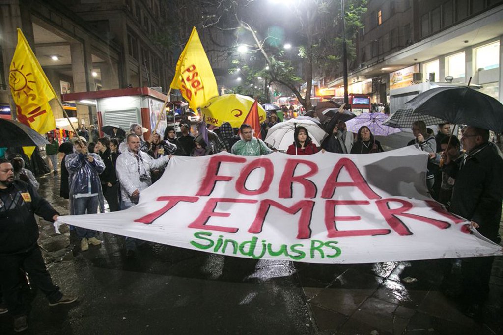 Enquanto o TSE começava o julgamento que pode pedir a cassação da chapa Dilma Rousseff – Michel Temer, em Brasília, manifestantes enfrentaram a chuva, em Porto Alegre, para marcar posição na Esquina Democrática; em ato convocado pelo PSOL, Conlutas e sindicatos, um grupo de pessoas ocupou o ponto tradicional de protestos da Capital para reforçar: “Fora, Temer. Diretas já”; pesquisa Vox Populi, contratada pela CUT, apontou que 89% dos brasileiros querem eleição direta (Foto: Leonardo Lucena) Enquanto o TSE começava o julgamento que pode pedir a cassação da chapa Dilma Rousseff – Michel Temer, em Brasília, manifestantes enfrentaram a chuva, em Porto Alegre, para marcar posição na Esquina Democrática; em ato convocado pelo PSOL, Conlutas e sindicatos, um grupo de pessoas ocupou o ponto tradicional de protestos da Capital para reforçar: “Fora, Temer. Diretas já”; pesquisa Vox Populi, contratada pela CUT, apontou que 89% dos brasileiros querem eleição direta