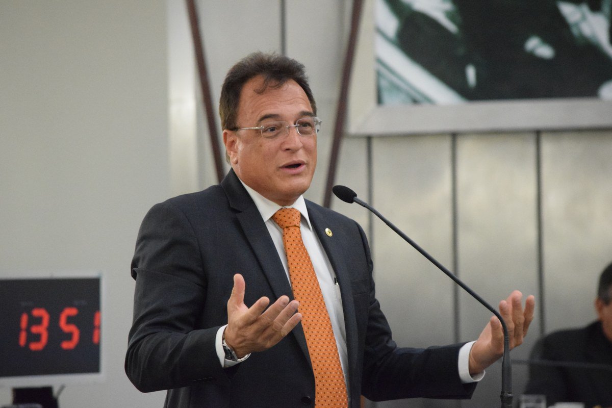 O deputado estadual Galba Novaes (PMDB) apresentou Projeto de Lei que proíbe hipermercados, supermercados e similares de venderem produtos por meio do sistema de atendimento automatizado, também conhecido como self-checkout; justificativa do parlamentar é preservar “os empregos daqueles que trabalham como caixas” (Foto: Voney Malta) O deputado estadual Galba Novaes (PMDB) apresentou Projeto de Lei que proíbe hipermercados, supermercados e similares de venderem produtos por meio do sistema de atendimento automatizado, também conhecido como self-checkout; justificativa do parlamentar é preservar “os empregos daqueles que trabalham como caixas”
