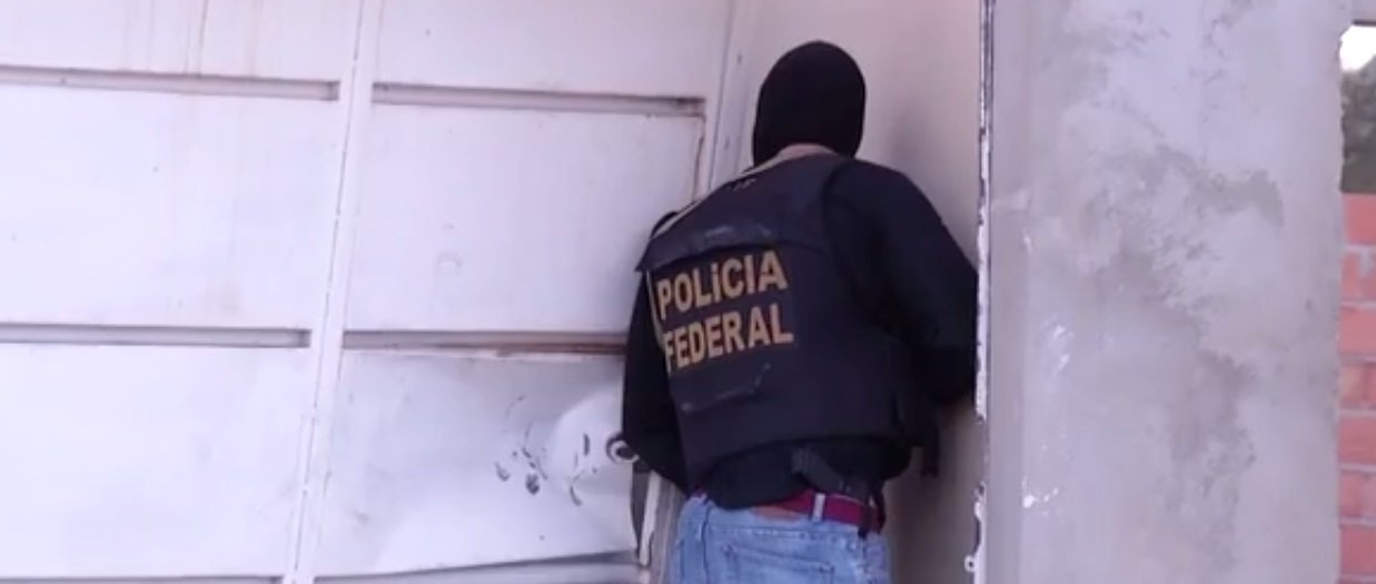 O delegado titular da Delegacia de Repressão a Crimes Fazendários, Luiz Felipe Felipe da Silva, informou que cada um dos ex-funcionários da Caixa, além de ex-agentes e agentes do Sine, tinha uma função no grupo que cometia fraudes contra programa de seguro-desemprego e FGTS no Tocantins e em mais seis estados; Goiás, Pará, Maranhão, Roraima, Paraná e Santa Catarina; no Tocantins 30 foram presos como alvos da Operação Stellio; o chefe da quadrilha foi capturado em Goiânia; o principal auxiliar dele foi preso em uma casa, em Palmas. Segundo as investigações, a suspeita é que o grupo tenha causado um prejuízo de R$ 320 milhões (Foto: Leonardo Lucena) O delegado titular da Delegacia de Repressão a Crimes Fazendários, Luiz Felipe Felipe da Silva, informou que cada um dos ex-funcionários da Caixa, além de ex-agentes e agentes do Sine, tinha uma função no grupo que cometia fraudes contra programa de seguro-desemprego e FGTS no Tocantins e em mais seis estados; Goiás, Pará, Maranhão, Roraima, Paraná e Santa Catarina; no Tocantins 30 foram presos como alvos da Operação Stellio; o chefe da quadrilha foi capturado em Goiânia; o principal auxiliar dele foi preso em uma casa, em Palmas. Segundo as investigações, a suspeita é que o grupo tenha causado um prejuízo de R$ 320 milhões