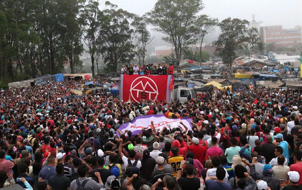 Lideranças sociais, estudantis e políticos e personalidades, se uniram em apoio aos milhares de trabalhadores sem-teto da ocupação Povo Sem Medo, em São Bernardo do Campo, contra a agressão sofrida um dia antes; no sábado, um morador da ocupação foi atingido com um tiro no braço. Ele foi operado e segue em observação; os disparos vieram de um condomínio de alto padrão que fica ao lado do terreno (Foto: Aquiles Lins) Lideranças sociais, estudantis e políticos e personalidades, se uniram em apoio aos milhares de trabalhadores sem-teto da ocupação Povo Sem Medo, em São Bernardo do Campo, contra a agressão sofrida um dia antes; no sábado, um morador da ocupação foi atingido com um tiro no braço. Ele foi operado e segue em observação; os disparos vieram de um condomínio de alto padrão que fica ao lado do terreno