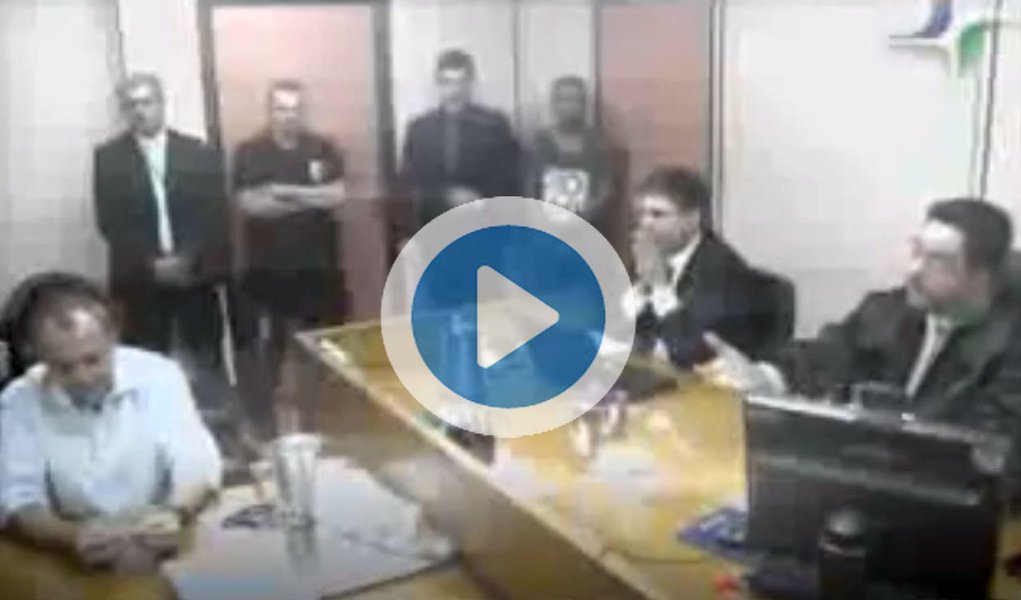 Ao ser indagado sobre a compra de joias para lavar dinheiro de origem ilícita, o ex-governador Sérgio Cabral citou em depoimento negócios de familiares do magistrado para tentar explicar por que isso não seria possível, o que foi entendido como uma ameaça; "Não se lava dinheiro comprando joias. Vossa excelência tem um relativo conhecimento sobre o assunto, porque sua família mexe com bijuterias", disse Cabral; Bretas retrucou: "Não recebi com bons olhos o interesse manifestado do acusado de informar que minha família trabalha com bijuteria. Esse é o tipo de coisa que pode ser entendida como ameaça", afirmou; Cabral foi transferido para um presídio federal; assista ao trecho (Foto: Paulo Emílio) Ao ser indagado sobre a compra de joias para lavar dinheiro de origem ilícita, o ex-governador Sérgio Cabral citou em depoimento negócios de familiares do magistrado para tentar explicar por que isso não seria possível, o que foi entendido como uma ameaça; "Não se lava dinheiro comprando joias. Vossa excelência tem um relativo conhecimento sobre o assunto, porque sua família mexe com bijuterias", disse Cabral; Bretas retrucou: "Não recebi com bons olhos o interesse manifestado do acusado de informar que minha família trabalha com bijuteria. Esse é o tipo de coisa que pode ser entendida como ameaça", afirmou; Cabral foi transferido para um presídio federal; assista ao trecho