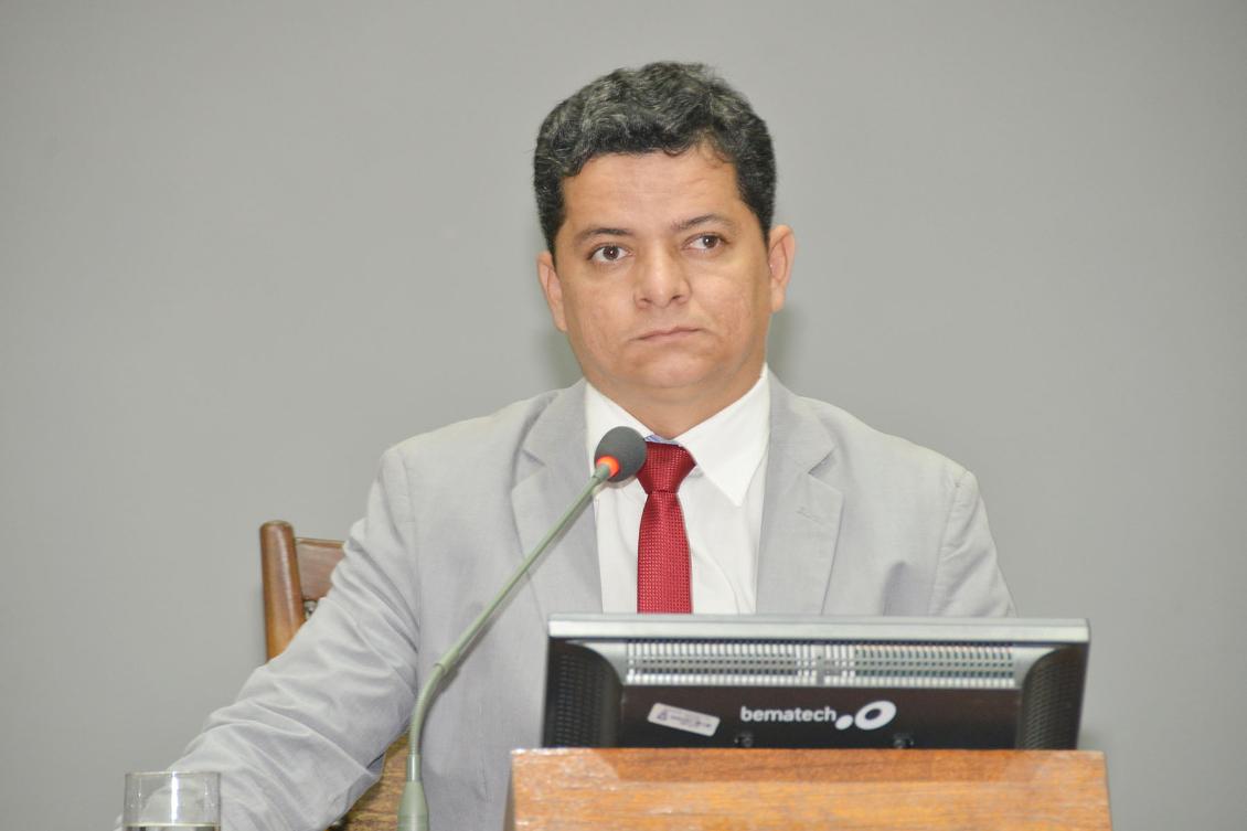 O deputado estadual Jorge Frederico (PSC) apresentou um projeto de Lei que prevê a extinção da cobrança mínima ou de assinatura básica, pelas concessionárias de água e energia no estado do Tocantins; "Não há como permitir que uma pessoa que sequer consuma, ou mesmo que consuma uma quantidade ínfima de água ou energia, tenha que pagar além daquilo que de fato consumiu. Infelizmente temos em nosso estado famílias que sequer tem uma geladeira em casa e acabam pagando além do consumido", afirmou o deputado (Foto: Aquiles Lins) O deputado estadual Jorge Frederico (PSC) apresentou um projeto de Lei que prevê a extinção da cobrança mínima ou de assinatura básica, pelas concessionárias de água e energia no estado do Tocantins; "Não há como permitir que uma pessoa que sequer consuma, ou mesmo que consuma uma quantidade ínfima de água ou energia, tenha que pagar além daquilo que de fato consumiu. Infelizmente temos em nosso estado famílias que sequer tem uma geladeira em casa e acabam pagando além do consumido", afirmou o deputado