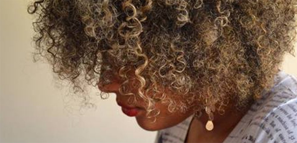 Segundo a estudante de 20 anos, o professor afirmou que "o cabelo estilo black power da aluna chamaria mais a atenção que a notícia” e por isso, ela não poderia ser apresentadora de telejornal; aluna registrou boletim de ocorrência após a injúria racial, sofrida em 20 de maio; a universidade, localizada em uma capital nordestina, tenta minimizar o caso
(Foto: Charles Nisz) Segundo a estudante de 20 anos, o professor afirmou que "o cabelo estilo black power da aluna chamaria mais a atenção que a notícia” e por isso, ela não poderia ser apresentadora de telejornal; aluna registrou boletim de ocorrência após a injúria racial, sofrida em 20 de maio; a universidade, localizada em uma capital nordestina, tenta minimizar o caso