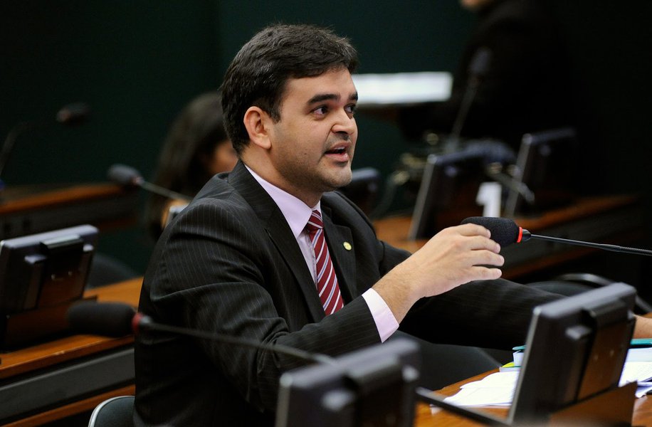 Com um discurso de união propondo mais diálogo, o deputado federal Rubens Pereira Jr. (PCdoB-MA), foi aclamado como coordenador da Bancada Federal do Maranhão; a reunião que definiu o substituto do deputado Juscelino Filho (DEM); a vitória também representa um fiasco para o reerguimento político da família Sarney, que apoiou o candidato João Marcelo (PMDB) (Foto: Leonardo Lucena) Com um discurso de união propondo mais diálogo, o deputado federal Rubens Pereira Jr. (PCdoB-MA), foi aclamado como coordenador da Bancada Federal do Maranhão; a reunião que definiu o substituto do deputado Juscelino Filho (DEM); a vitória também representa um fiasco para o reerguimento político da família Sarney, que apoiou o candidato João Marcelo (PMDB)