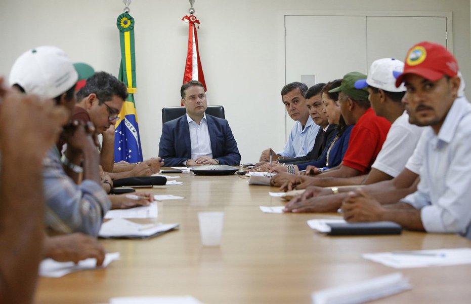 Em reunião com representantes de oito movimentos sociais, o governador Renan Filho (PMDB) garantiu que vai acelerar a aquisição das áreas das usinas do Grupo João Lyra para a reforma agrária no Estado; para adiantar as negociações, será marcada uma reunião com o Tribunal de Justiça e a massa falida do Grupo JL para um encontro de contas (Foto: Voney Malta) Em reunião com representantes de oito movimentos sociais, o governador Renan Filho (PMDB) garantiu que vai acelerar a aquisição das áreas das usinas do Grupo João Lyra para a reforma agrária no Estado; para adiantar as negociações, será marcada uma reunião com o Tribunal de Justiça e a massa falida do Grupo JL para um encontro de contas