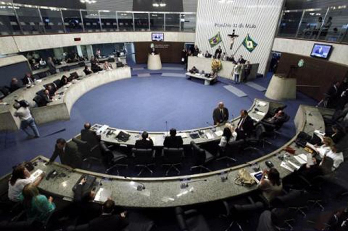 O pedido de impeachment do governador Camilo Santana, protocolado pelo deputado Capitão Wagner (PR) nesta terça, na Assembleia Legislativa, foi criticado por vários parlamentares. A avaliação é que o deputado quer tirar proveito político da situação
(Foto: Fatima 247) O pedido de impeachment do governador Camilo Santana, protocolado pelo deputado Capitão Wagner (PR) nesta terça, na Assembleia Legislativa, foi criticado por vários parlamentares. A avaliação é que o deputado quer tirar proveito político da situação