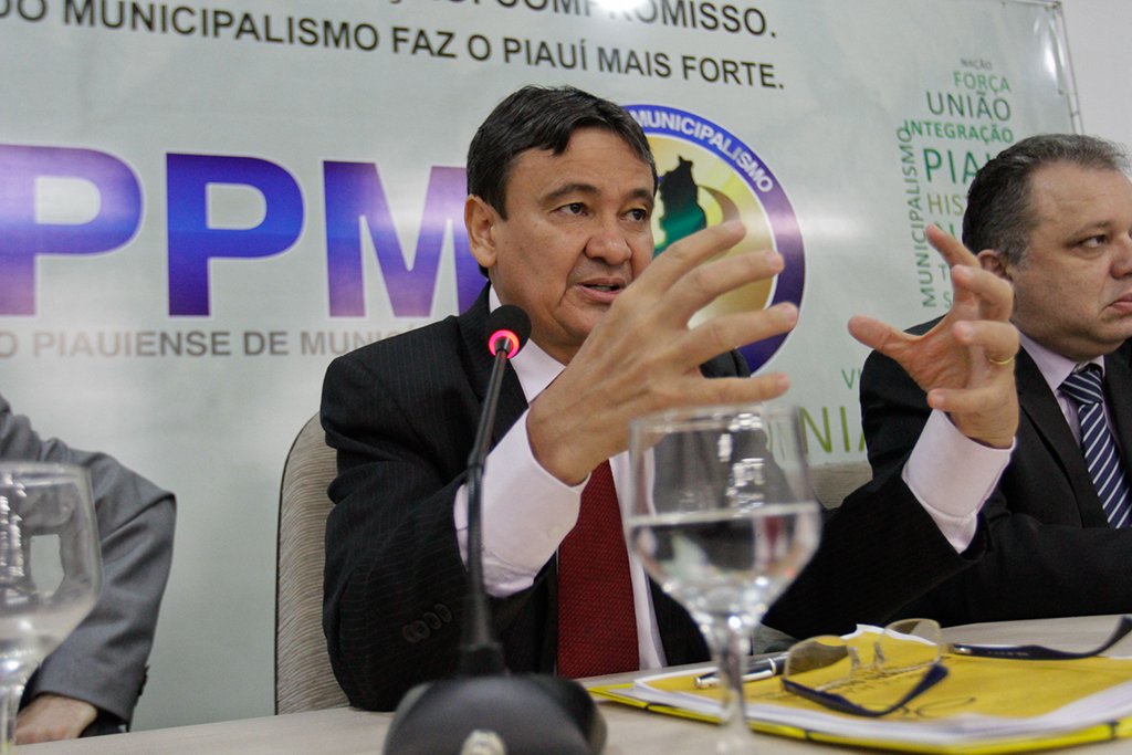 O governador do Piauí, Wellington Dias (PT), afirmou que está trabalhando na elaboração de um decreto de emergência, junto com todos os governadores do Nordeste; a iniciativa tem como objetivo pedir a criação de um fundo para a área da segurança na região; o chefe do poder executivo informou que tenta marcar uma reunião emergencial, para o início de setembro, com o objetivo de discutir sobre a situação dos presídios e a criminalidade; “Não tem como o Piauí sozinho tomar medidas em problemas que são nacionais, da mesma forma que não tem como resolver problema da economia que afeta todo o país”, afirmou (Foto: Leonardo Lucena) O governador do Piauí, Wellington Dias (PT), afirmou que está trabalhando na elaboração de um decreto de emergência, junto com todos os governadores do Nordeste; a iniciativa tem como objetivo pedir a criação de um fundo para a área da segurança na região; o chefe do poder executivo informou que tenta marcar uma reunião emergencial, para o início de setembro, com o objetivo de discutir sobre a situação dos presídios e a criminalidade; “Não tem como o Piauí sozinho tomar medidas em problemas que são nacionais, da mesma forma que não tem como resolver problema da economia que afeta todo o país”, afirmou
