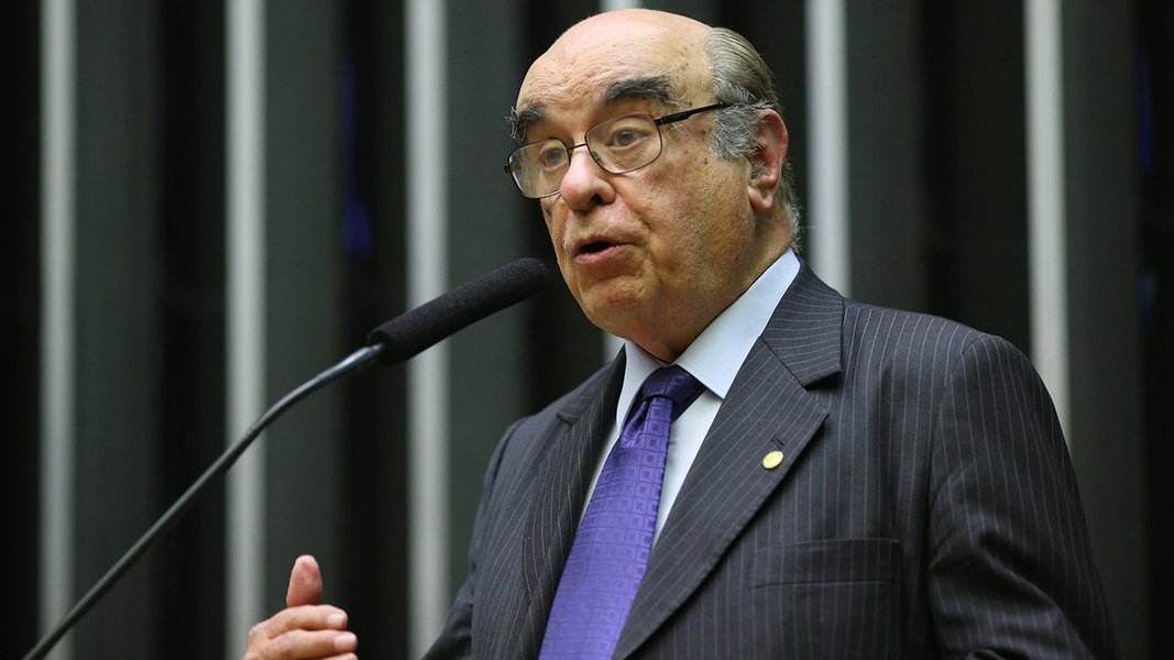 Em reunião da bancada, os parlamentares do PSDB decidiram dar um ultimato ao deputado Bonifácio de Andrada (MG), que foi indicado como relator da segunda denúncia contra Michel Temer na Comissão de Constituição e Justiça da Câmara, contrariando a decisão da sigla; parlamentar mineiro foi avisado que tem duas alternativas: ou se licencia do PSDB ou será tirado da vaga na Comissão de Constituição e Justiça (CCJ); líder da bancada Ricardo Tripoli (SP), deu até a tarde desta quarta-feira (4) para Bonifácio tomar a decisão (Foto: Aquiles Lins) Em reunião da bancada, os parlamentares do PSDB decidiram dar um ultimato ao deputado Bonifácio de Andrada (MG), que foi indicado como relator da segunda denúncia contra Michel Temer na Comissão de Constituição e Justiça da Câmara, contrariando a decisão da sigla; parlamentar mineiro foi avisado que tem duas alternativas: ou se licencia do PSDB ou será tirado da vaga na Comissão de Constituição e Justiça (CCJ); líder da bancada Ricardo Tripoli (SP), deu até a tarde desta quarta-feira (4) para Bonifácio tomar a decisão
