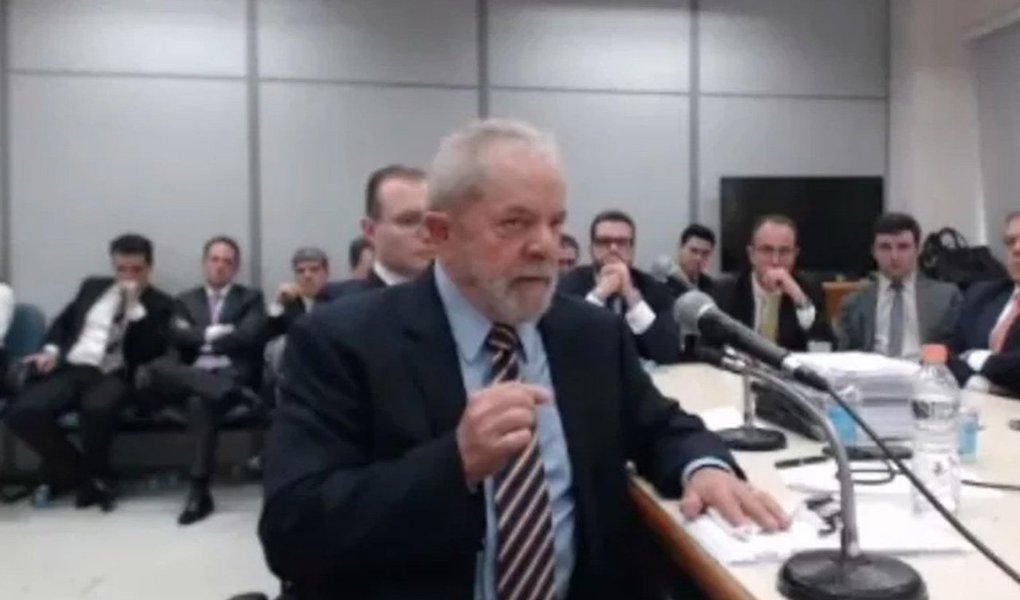 No depoimento que prestou ao juiz Sérgio Moro nesta tarde, o ex-presidente Lula criticou o uso midiático das denúncias feitas contra ele; "Vocês do Ministério Público Federal viraram reféns da imprensa. Todo dia tem 20, 30 minutos de noticiário com denúncias infundadas contra mim nos telejornais. Eu vejo as pessoas fazendo campanha contra mim, diariamente", disse Lula; irritado, Moro disse que ali não era lugar de "fazer discurso ou campanha" (Foto: Charles Nisz) No depoimento que prestou ao juiz Sérgio Moro nesta tarde, o ex-presidente Lula criticou o uso midiático das denúncias feitas contra ele; "Vocês do Ministério Público Federal viraram reféns da imprensa. Todo dia tem 20, 30 minutos de noticiário com denúncias infundadas contra mim nos telejornais. Eu vejo as pessoas fazendo campanha contra mim, diariamente", disse Lula; irritado, Moro disse que ali não era lugar de "fazer discurso ou campanha"