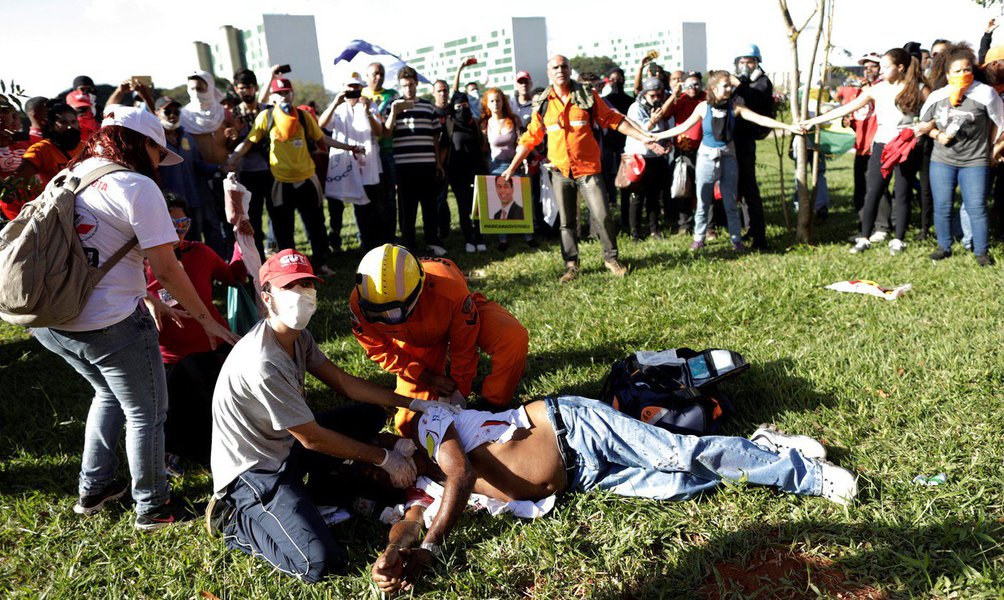 O servidor aposentado de Minas Gerais, Carlos Geovani Cirilo, de 61 anos, que levou um tiro no rosto durante um protesto contra Michel Temer (PMDB) em Brasília, foi transferido para Belo Horizonte; o paciente estava internado no Hospital de Base, na capital federal; imagens mostraram dois PMs atirando contra manifestantes durante protesto; os militares foram mantidos em serviço (Foto: Leonardo Lucena) O servidor aposentado de Minas Gerais, Carlos Geovani Cirilo, de 61 anos, que levou um tiro no rosto durante um protesto contra Michel Temer (PMDB) em Brasília, foi transferido para Belo Horizonte; o paciente estava internado no Hospital de Base, na capital federal; imagens mostraram dois PMs atirando contra manifestantes durante protesto; os militares foram mantidos em serviço