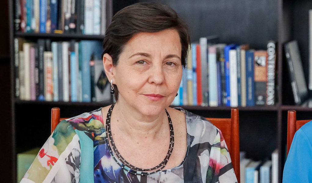 Ministra responsável pelo combate à pobreza no governo da presidente Dilma Rousseff, Tereza Campelo faz um alerta: "o Brasil corre o risco de voltar para o mapa da fome"; isso porque, desde o golpe de 2016, a questão social saiu da prioridade do orçamento federal; Tereza critica o fim da política de valorização do salário mínimo, as ameaças de cortes nas aposentadorias rurais, o fim dos programas de agricultura familiar e a flexibilização dos direitos trabalhistas; ela afirma ainda que a elite brasileira atirou contra o próprio pé, ao apoiar a deposição de Dilma: "os empresários sabotaram seu próprio mercado interno", afirma; confira a íntegra de sua entrevista à TV 247 (Foto: Leonardo Attuch) Ministra responsável pelo combate à pobreza no governo da presidente Dilma Rousseff, Tereza Campelo faz um alerta: "o Brasil corre o risco de voltar para o mapa da fome"; isso porque, desde o golpe de 2016, a questão social saiu da prioridade do orçamento federal; Tereza critica o fim da política de valorização do salário mínimo, as ameaças de cortes nas aposentadorias rurais, o fim dos programas de agricultura familiar e a flexibilização dos direitos trabalhistas; ela afirma ainda que a elite brasileira atirou contra o próprio pé, ao apoiar a deposição de Dilma: "os empresários sabotaram seu próprio mercado interno", afirma; confira a íntegra de sua entrevista à TV 247
