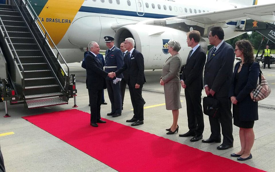 Depois de ser solenemente ignorado pela mídia russa e pelo presidente Vladimir Putin ao chegar em Moscou, Michel Temer passa constrangimento ainda pior na Noruega, onde fará uma passagem de dois dias para se encontrar com autoridades e empresários; ao desembarcar na capital, Oslo, nesta quinta-feira 22, Temer só encontrou na base aérea o chefe interino do Cerimonial do governo local, Sigwald Haugr, além do embaixador do Brasil em Oslo e a embaixadora norueguesa em Brasília; o discurso do peemedebista foi acompanhado por apenas um jornalista local, em início de carreira; Temer já chega ao país sob críticas a respeito de sua política ambiental, uma vez que a Noruega é o maior doador para a preservação da Amazônia (Foto: Gisele Federicce) Depois de ser solenemente ignorado pela mídia russa e pelo presidente Vladimir Putin ao chegar em Moscou, Michel Temer passa constrangimento ainda pior na Noruega, onde fará uma passagem de dois dias para se encontrar com autoridades e empresários; ao desembarcar na capital, Oslo, nesta quinta-feira 22, Temer só encontrou na base aérea o chefe interino do Cerimonial do governo local, Sigwald Haugr, além do embaixador do Brasil em Oslo e a embaixadora norueguesa em Brasília; o discurso do peemedebista foi acompanhado por apenas um jornalista local, em início de carreira; Temer já chega ao país sob críticas a respeito de sua política ambiental, uma vez que a Noruega é o maior doador para a preservação da Amazônia