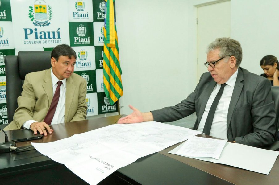 O governador Wellington Dias reuniu-se, no Palácio de Karnak, com o presidente da Eletrobras Piauí, Arquelau Siqueira Amorim Júnior; que mostrou um diagnóstico da região e um projeto capaz de solucionar os problemas de falta de energia e elevar a qualidade da energia distribuída no Sul do Piauí; Wellington disse que os custos para esse projeto giram em torno de R$ 15 milhões e que vai buscar um diálogo com o Ministério de Minas e Energias, por meio do Programa Luz Para Todos (Foto: Leonardo Lucena) O governador Wellington Dias reuniu-se, no Palácio de Karnak, com o presidente da Eletrobras Piauí, Arquelau Siqueira Amorim Júnior; que mostrou um diagnóstico da região e um projeto capaz de solucionar os problemas de falta de energia e elevar a qualidade da energia distribuída no Sul do Piauí; Wellington disse que os custos para esse projeto giram em torno de R$ 15 milhões e que vai buscar um diálogo com o Ministério de Minas e Energias, por meio do Programa Luz Para Todos