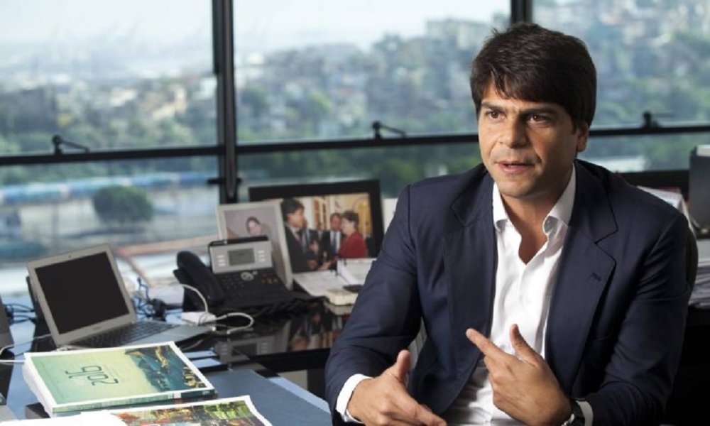 Após um mês de tramitação, a base do governo conseguiu vencer a obstrução da oposição e aprovou nesta terça-feira na Câmara dos Deputados o texto base do projeto que trata da recuperação fiscal dos estados superendividados; aprovado por 301 votos a favor, 127 contra e sete abstenções, o projeto permite que estados com alto endividamento e problemas de caixa tenham o pagamento da dívida com a União suspenso por três anos, desde que atendam contrapartidas constantes da proposta; após esse período, os estados voltam a quitar seus débitos, mas ainda com parcelas reduzidas; "Nenhum estado é obrigado a aderir. O Rio de Janeiro não tem alternativa. Se não aderir, o que vem depois ninguém sabe", disse o relator do projeto, deputado Pedro Paulo (PMDB-RJ) (Foto: Romulo Faro) Após um mês de tramitação, a base do governo conseguiu vencer a obstrução da oposição e aprovou nesta terça-feira na Câmara dos Deputados o texto base do projeto que trata da recuperação fiscal dos estados superendividados; aprovado por 301 votos a favor, 127 contra e sete abstenções, o projeto permite que estados com alto endividamento e problemas de caixa tenham o pagamento da dívida com a União suspenso por três anos, desde que atendam contrapartidas constantes da proposta; após esse período, os estados voltam a quitar seus débitos, mas ainda com parcelas reduzidas; "Nenhum estado é obrigado a aderir. O Rio de Janeiro não tem alternativa. Se não aderir, o que vem depois ninguém sabe", disse o relator do projeto, deputado Pedro Paulo (PMDB-RJ)