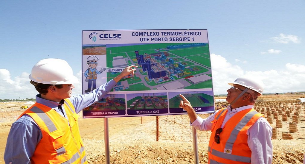 Em Sergipe, as obras da maior termelétrica da América Latina começam a tomar forma; governador Jackson Barreto visitou o espaço no qual está sendo implantada a Usina Termelétrica Porto de Sergipe (UTE), primeiro projeto, entre os demais previstos para o Complexo de Geração de Energia Governador Marcelo Déda; o investimento, nesta fase, é de R$ 5 bilhões; "A crise vai passar com fé em Deus, o estado de Sergipe vai continuar e aqui, com essa termelétrica, a gente planta as bases de um novo Sergipe de desenvolvimento. Vamos ter além do viés do petróleo, a termelétrica, o gás natural e a energia hidrelétrica", afirmou Jackson (Foto: José Barbacena) Em Sergipe, as obras da maior termelétrica da América Latina começam a tomar forma; governador Jackson Barreto visitou o espaço no qual está sendo implantada a Usina Termelétrica Porto de Sergipe (UTE), primeiro projeto, entre os demais previstos para o Complexo de Geração de Energia Governador Marcelo Déda; o investimento, nesta fase, é de R$ 5 bilhões; "A crise vai passar com fé em Deus, o estado de Sergipe vai continuar e aqui, com essa termelétrica, a gente planta as bases de um novo Sergipe de desenvolvimento. Vamos ter além do viés do petróleo, a termelétrica, o gás natural e a energia hidrelétrica", afirmou Jackson
