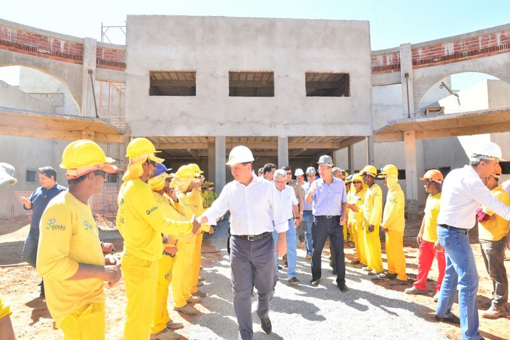 O governador Marconi Perillo movimentou Goianésia no início da tarde desta quarta-feira, onde vistoriou obras, assinou o convênio entre o Governo de Goiás e a Prefeitura e anunciou mais recursos para o município; Marconi vistoriou as obras do Ambulatório Médico de Especialidades (AME) – o canteiro de obras abriu os atos administrativos – e do Centro de Referência e Excelência em Dependência Química (Credeq) e repassou os R$ 2 milhões da primeira parcela do convênio com a administração municipal (Foto: José Barbacena) O governador Marconi Perillo movimentou Goianésia no início da tarde desta quarta-feira, onde vistoriou obras, assinou o convênio entre o Governo de Goiás e a Prefeitura e anunciou mais recursos para o município; Marconi vistoriou as obras do Ambulatório Médico de Especialidades (AME) – o canteiro de obras abriu os atos administrativos – e do Centro de Referência e Excelência em Dependência Química (Credeq) e repassou os R$ 2 milhões da primeira parcela do convênio com a administração municipal