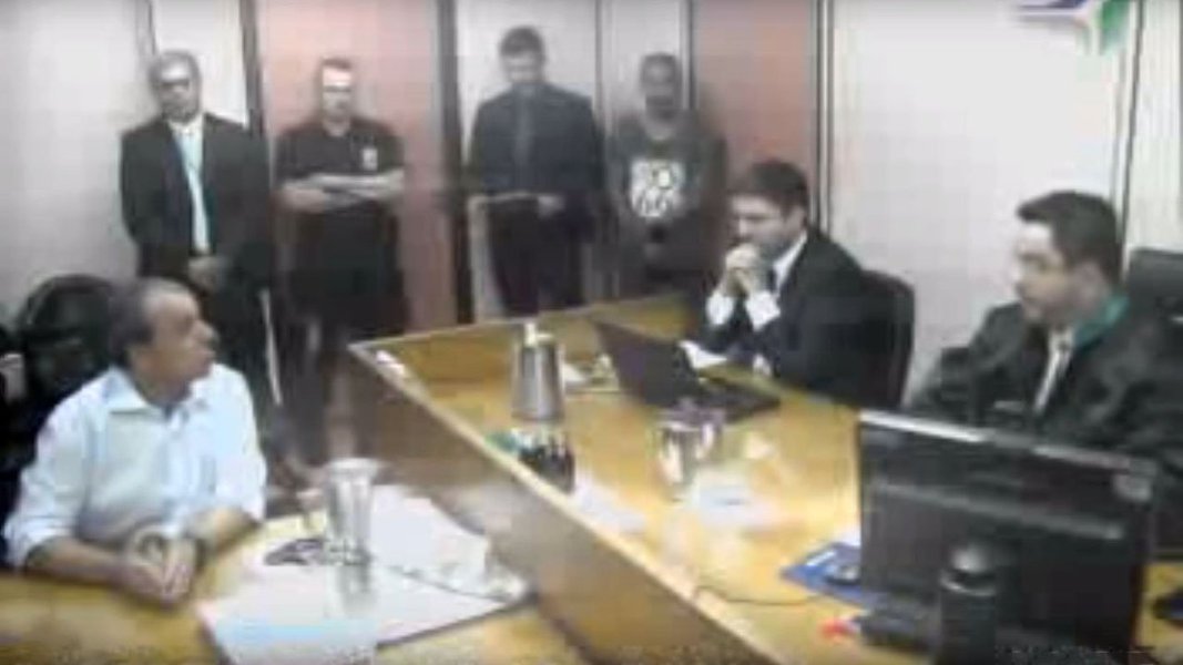 Data vênia, o juiz Sergio Bretas foi longe demais. Não se conhece uso de armas em processo algum da Lava Jato ou em outras operações envolvendo ilícitos entre políticos e empresários. Nunca se chegou a esse ponto. Os grupos - enquadrados formalmente como quadrilhas - não são organizações armadas. Sérgio Cabral não é do PCC (Foto: Alex Solnik) Data vênia, o juiz Sergio Bretas foi longe demais. Não se conhece uso de armas em processo algum da Lava Jato ou em outras operações envolvendo ilícitos entre políticos e empresários. Nunca se chegou a esse ponto. Os grupos - enquadrados formalmente como quadrilhas - não são organizações armadas. Sérgio Cabral não é do PCC
