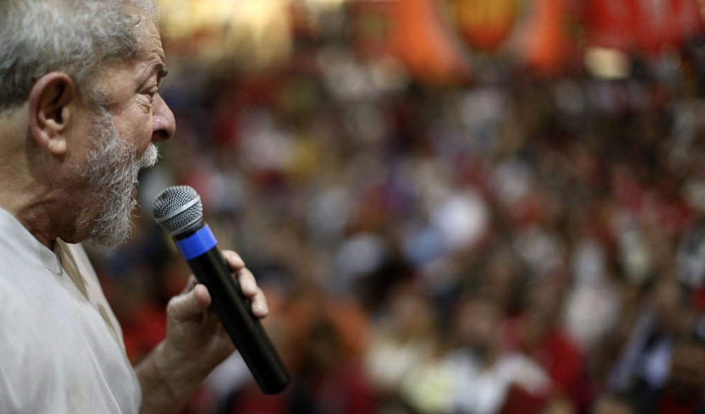 Líder absoluto em todas as pesquisas de intenção de voto, Luiz Inácio Lula da Silva anunciou que, caso seja eleito presidente em 2018, irá fazer um plebiscito para para revogar as reformas impostas pelo governo ilegítimo de Michel Temer; Lula fez esta declaração em entrevista ao jornal espanhol "El Mundo", em que fala sobre sua possível volta ao Planalto; para Lula, o país tem que voltar a ser governado pensando nas maiorias e não em alguns poucos. Ele também acusa Temer de pretender "privatizar" o Brasil e justifica sua vontade de se candidatar mais uma vez para mostrar ao mundo que o Brasil "pode funcionar" (Foto: Giuliana Miranda) Líder absoluto em todas as pesquisas de intenção de voto, Luiz Inácio Lula da Silva anunciou que, caso seja eleito presidente em 2018, irá fazer um plebiscito para para revogar as reformas impostas pelo governo ilegítimo de Michel Temer; Lula fez esta declaração em entrevista ao jornal espanhol "El Mundo", em que fala sobre sua possível volta ao Planalto; para Lula, o país tem que voltar a ser governado pensando nas maiorias e não em alguns poucos. Ele também acusa Temer de pretender "privatizar" o Brasil e justifica sua vontade de se candidatar mais uma vez para mostrar ao mundo que o Brasil "pode funcionar"