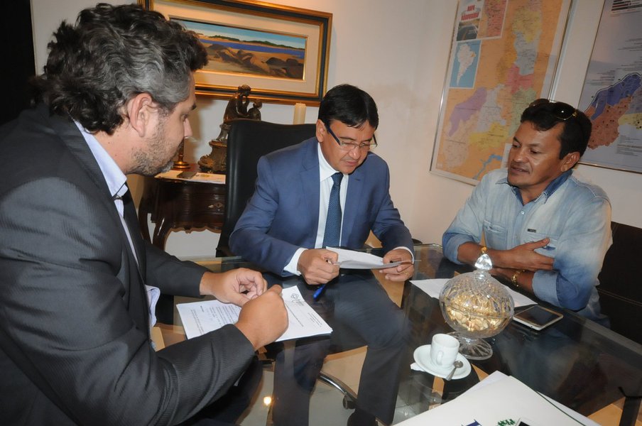 O governador Wellington Dias autorizou uma série de investimentos em municípios do interior do Piauí; as obras, nas áreas de mobilidade urbana, esporte e saúde, visam a melhoria da qualidade de vida da população e, ao mesmo tempo, movimentar a economia, gerando renda e abrindo postos de trabalho; São Luís do Piauí, distante 252 quilômetros da capital, será contemplada com 7 mil m² de pavimentação para povoados da zona rural, urbanização na entrada da cidade, conclusão de um campo de futebol, uma viatura policial e a conclusão da Unidade Básica de Saúde (Foto: Leonardo Lucena) O governador Wellington Dias autorizou uma série de investimentos em municípios do interior do Piauí; as obras, nas áreas de mobilidade urbana, esporte e saúde, visam a melhoria da qualidade de vida da população e, ao mesmo tempo, movimentar a economia, gerando renda e abrindo postos de trabalho; São Luís do Piauí, distante 252 quilômetros da capital, será contemplada com 7 mil m² de pavimentação para povoados da zona rural, urbanização na entrada da cidade, conclusão de um campo de futebol, uma viatura policial e a conclusão da Unidade Básica de Saúde