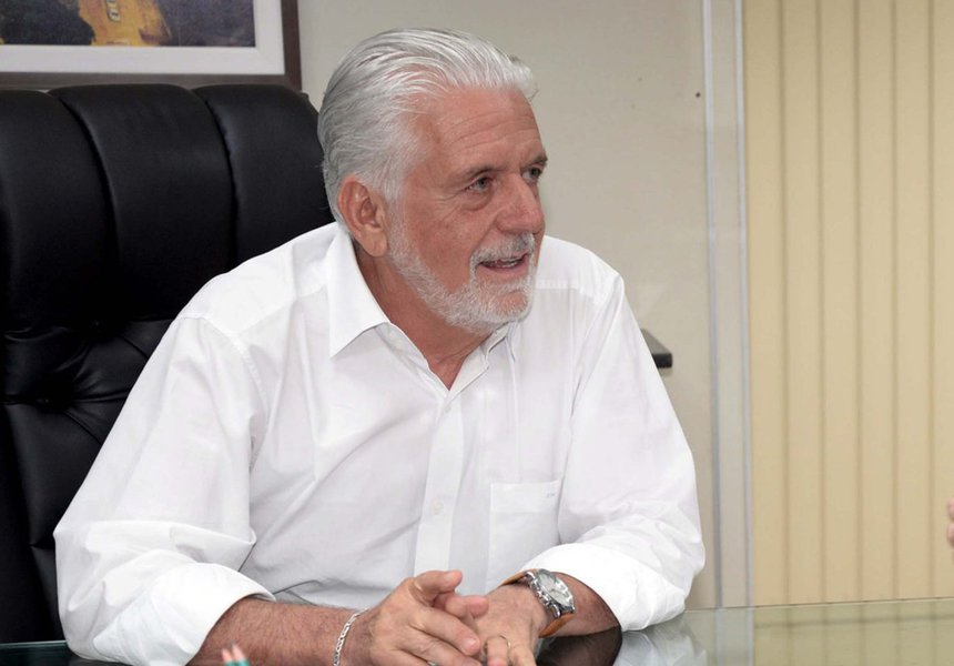 "Chance zero", diz o secretário de Desenvolvimento Econômico do Estado, Jaques Wagner, sobre a possibilidade de ele ser candidato a governador em 2018; movimento 'volta Wagner', se existe por parte de alguém, não vai prosperar, segundo o presidente do PT na Bahia, Everaldo Anunciação; além de negar qualquer possibilidade de o governador Rui Costa não ser candidato à reeleição, ele tem "certeza" de que a suposta movimentação foi "plantada" por alguém da base do prefeito ACM Neto; "Não existe nenhum entendimento dentro do PT nem dentro dos partidos aliados que não seja a candidatura de Rui Costa. Isso aí com certeza é coisa que alguém pensou enquanto passava na porta do Palácio Thomé de Souza (sede da prefeitura de Salvador). Isso deve ter partido do lado de lá", diz Everaldo (Foto: Romulo Faro) "Chance zero", diz o secretário de Desenvolvimento Econômico do Estado, Jaques Wagner, sobre a possibilidade de ele ser candidato a governador em 2018; movimento 'volta Wagner', se existe por parte de alguém, não vai prosperar, segundo o presidente do PT na Bahia, Everaldo Anunciação; além de negar qualquer possibilidade de o governador Rui Costa não ser candidato à reeleição, ele tem "certeza" de que a suposta movimentação foi "plantada" por alguém da base do prefeito ACM Neto; "Não existe nenhum entendimento dentro do PT nem dentro dos partidos aliados que não seja a candidatura de Rui Costa. Isso aí com certeza é coisa que alguém pensou enquanto passava na porta do Palácio Thomé de Souza (sede da prefeitura de Salvador). Isso deve ter partido do lado de lá", diz Everaldo