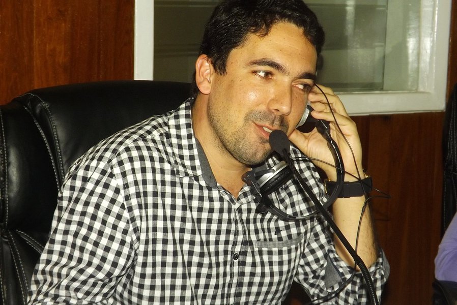 O Ministério Público do Estado da Bahia apresentou ao Tribunal de Justiça uma ação civil pública pedindo 'afastamento imediato' do prefeito de Madre de Deus, Jefferson Andrade (DEM); ele é acusado com mais quatro pessoas de participar de um "esquema de enriquecimento ilícito perpetrado na Câmara Municipal nos anos de 2011 e 2012"; além de Jefferson Andrade, que na época era vereador, foram denunciados os então vereadores Anselmo Duarte Ambrozzi (ainda é vereador); Jibson Coutinho de Jesus, atual secretário municipal; Adailton Cosme dos Santos, atual chefe de gabinete da presidência da Câmara e Tânia Mara Pitangueira de Jesus, assessora especial da prefeitura de Madre de Deus (Foto: Romulo Faro) O Ministério Público do Estado da Bahia apresentou ao Tribunal de Justiça uma ação civil pública pedindo 'afastamento imediato' do prefeito de Madre de Deus, Jefferson Andrade (DEM); ele é acusado com mais quatro pessoas de participar de um "esquema de enriquecimento ilícito perpetrado na Câmara Municipal nos anos de 2011 e 2012"; além de Jefferson Andrade, que na época era vereador, foram denunciados os então vereadores Anselmo Duarte Ambrozzi (ainda é vereador); Jibson Coutinho de Jesus, atual secretário municipal; Adailton Cosme dos Santos, atual chefe de gabinete da presidência da Câmara e Tânia Mara Pitangueira de Jesus, assessora especial da prefeitura de Madre de Deus