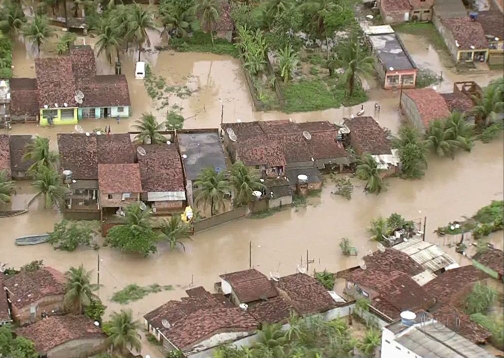 Pernambuco registrou mais uma morte por causa das chuvas que caíram neste fim de semana no estado; um menino de três anos se afogou num barreiro perto de sua casa; com isso, subiu para três o número de mortos; no domingo (28), um casal morreu soterrado em Lagoa dos Gatos; segundo a Coordenadoria de Defesa Civil do Estado de Pernambuco (Codecipe), há 27 mil desabrigados e desalojados na Zona da Mata Sul e Agreste pernambucano
(Foto: Romulo Faro) Pernambuco registrou mais uma morte por causa das chuvas que caíram neste fim de semana no estado; um menino de três anos se afogou num barreiro perto de sua casa; com isso, subiu para três o número de mortos; no domingo (28), um casal morreu soterrado em Lagoa dos Gatos; segundo a Coordenadoria de Defesa Civil do Estado de Pernambuco (Codecipe), há 27 mil desabrigados e desalojados na Zona da Mata Sul e Agreste pernambucano