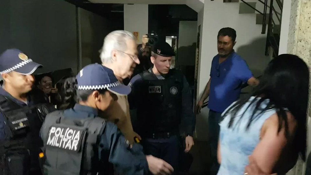 O ex-ministro José Dirceu, liberado da prisão por decisão do STF, foi recebido com agressões fascistas em sua chegada a Brasília, onde vai morar; dezenas de manifestantes protestavam agressivamente em frente ao prédio do petista e chegaram a provocar tumulto; quando Dirceu saía do carro em direção ao elevador do prédio, houve uma tentativa generalizada de agressão física contra ele, que tem 71 anos; a polícia precisou conter os manifestantes; um cabo da PM jogou uma bomba de gás para que a multidão desse passagem ao carro, que foi alvo de chutes na lataria; ; Gilmar Mendes, que o soltou, também foi alvo de agressões fascistas em Brasília (Foto: Giuliana Miranda) O ex-ministro José Dirceu, liberado da prisão por decisão do STF, foi recebido com agressões fascistas em sua chegada a Brasília, onde vai morar; dezenas de manifestantes protestavam agressivamente em frente ao prédio do petista e chegaram a provocar tumulto; quando Dirceu saía do carro em direção ao elevador do prédio, houve uma tentativa generalizada de agressão física contra ele, que tem 71 anos; a polícia precisou conter os manifestantes; um cabo da PM jogou uma bomba de gás para que a multidão desse passagem ao carro, que foi alvo de chutes na lataria; ; Gilmar Mendes, que o soltou, também foi alvo de agressões fascistas em Brasília
