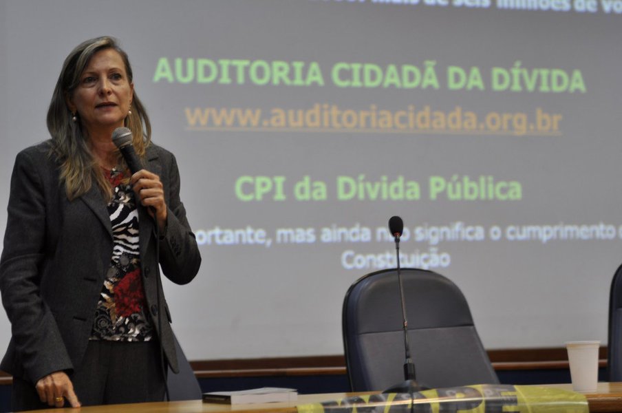 Em um vídeo divulgado nesta segunda-feira, 13, pelo deputado federal Paulo Pimenta (PT-RS) em suas redes sociais, a auditora aposentada da Receita Federal e fundadora do movimento Auditoria Cidadã da Dívida, Maria Lucia Fattorelli, desmistifica o argumento do governo de Michel Temer de que existe um deficit na Previdência Social do País; ela explica as diversas fontes de financiamento da Seguridade Social previstas na Constituição e como essas receitas foram sendo retiradas da Previdência (Foto: Aquiles Lins) Em um vídeo divulgado nesta segunda-feira, 13, pelo deputado federal Paulo Pimenta (PT-RS) em suas redes sociais, a auditora aposentada da Receita Federal e fundadora do movimento Auditoria Cidadã da Dívida, Maria Lucia Fattorelli, desmistifica o argumento do governo de Michel Temer de que existe um deficit na Previdência Social do País; ela explica as diversas fontes de financiamento da Seguridade Social previstas na Constituição e como essas receitas foram sendo retiradas da Previdência