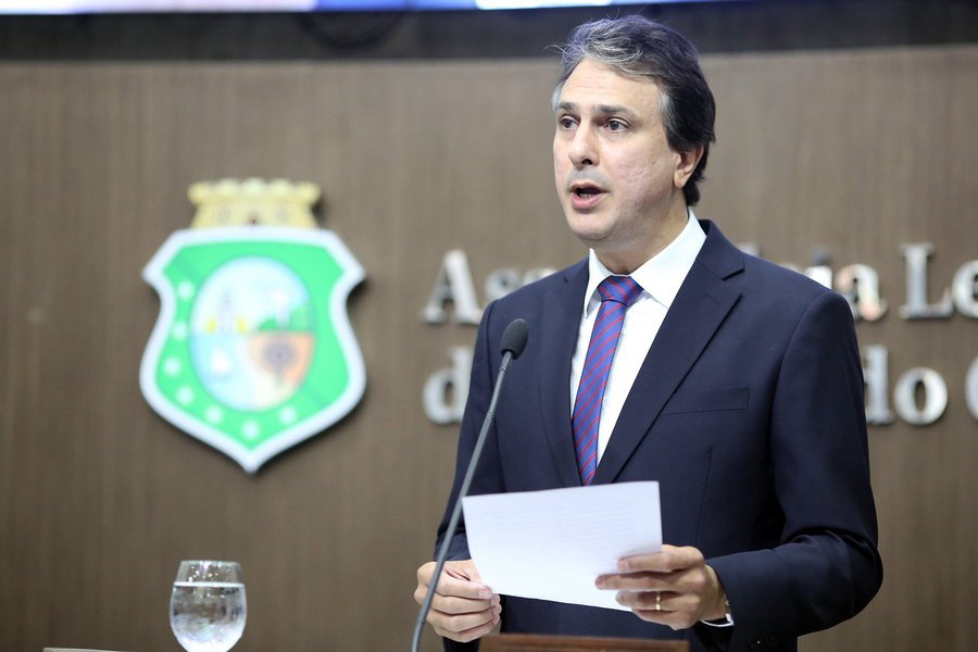 O governador Camilo Santana (PT) esteve reunido com 15 parlamentares da bancada cearense nesta quarta-feira (23), em Brasília. Em pauta, ações para áreas prioritárias como saúde, segurança e seca. "Enfatizei a importância do apoio da bancada cearense para projetos na área de saúde que estão pendentes no Ministério, assim como para articular a liberação dos recursos de empréstimos para obras importantes no Ceará”, enfatizou Camilo (Foto: Rodrigo Rocha) O governador Camilo Santana (PT) esteve reunido com 15 parlamentares da bancada cearense nesta quarta-feira (23), em Brasília. Em pauta, ações para áreas prioritárias como saúde, segurança e seca. "Enfatizei a importância do apoio da bancada cearense para projetos na área de saúde que estão pendentes no Ministério, assim como para articular a liberação dos recursos de empréstimos para obras importantes no Ceará”, enfatizou Camilo