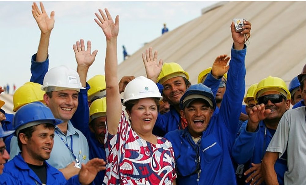 Depois da decisão política de Lula de enfrentar fortes coronéis do Nordeste contra a Transposição, a exemplo de ACM, foi Dilma Rousseff quem mais produziu de fato em investimentos concretos para a grande obra. Mais do que a maior referência hídrica do País, a Transposição chega como elemento de transformação com efeitos extraordinários no componente socioeconômico (Foto: Walter Santos) Depois da decisão política de Lula de enfrentar fortes coronéis do Nordeste contra a Transposição, a exemplo de ACM, foi Dilma Rousseff quem mais produziu de fato em investimentos concretos para a grande obra. Mais do que a maior referência hídrica do País, a Transposição chega como elemento de transformação com efeitos extraordinários no componente socioeconômico
