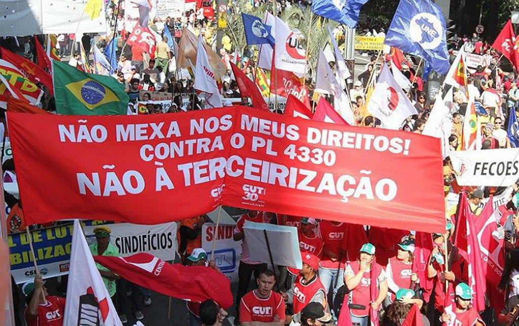 Na sede da UGT, em Porto Alegre, a CUT-RS e centrais sindicais se uniram para preparar a greve geral de 28 de abril no Rio Grande do Sul contra as reformas da Previdência, Trabalhista, a Terceirização e por nenhum direito a menos; após debates, foi aprovado por consenso uma agenda de mobilização para “criar um clima” de greve geral nos trabalhadores e na sociedade, a fim de fazer uma paralisação histórica contra os ataques do governo Temer; haverá também reuniões com setores estratégicos, como o transporte, mas foi ressaltado que todos os ramos de atividade são fundamentais e imprescindíveis para o sucesso da mobilização (Foto: Leonardo Lucena) Na sede da UGT, em Porto Alegre, a CUT-RS e centrais sindicais se uniram para preparar a greve geral de 28 de abril no Rio Grande do Sul contra as reformas da Previdência, Trabalhista, a Terceirização e por nenhum direito a menos; após debates, foi aprovado por consenso uma agenda de mobilização para “criar um clima” de greve geral nos trabalhadores e na sociedade, a fim de fazer uma paralisação histórica contra os ataques do governo Temer; haverá também reuniões com setores estratégicos, como o transporte, mas foi ressaltado que todos os ramos de atividade são fundamentais e imprescindíveis para o sucesso da mobilização