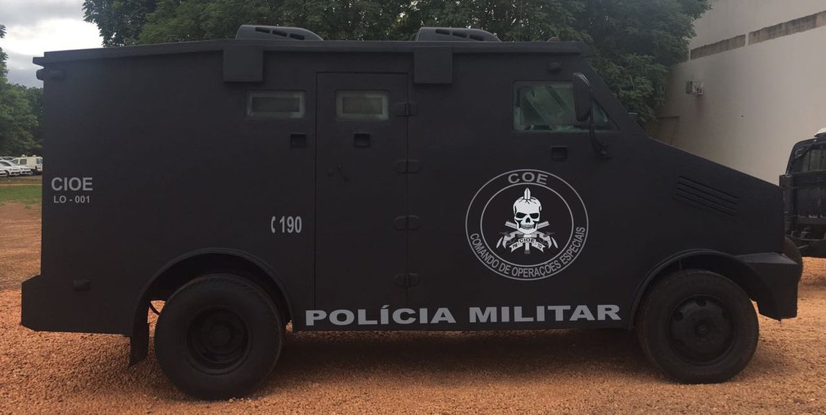 O governador do Tocantins, Marcelo Miranda, entrega à Polícia Militar equipamentos e um carro blindado, este doado por uma empresa de transporte de valores; no evento, também serão entregues medalhas honrosas a policiais militares e autoridades civis; os benefícios irão atender os Batalhões da Polícia Militar Rodoviário e de Divisas (BPMRED) e o de Choque; são mais de 12 mil itens, oriundos de convênio entre a Polícia Militar, a Agência Tocantinense de Transportes e Obras (Ageto), e de parceria com a Secretaria Nacional de Segurança Pública (Foto: Leonardo Lucena) O governador do Tocantins, Marcelo Miranda, entrega à Polícia Militar equipamentos e um carro blindado, este doado por uma empresa de transporte de valores; no evento, também serão entregues medalhas honrosas a policiais militares e autoridades civis; os benefícios irão atender os Batalhões da Polícia Militar Rodoviário e de Divisas (BPMRED) e o de Choque; são mais de 12 mil itens, oriundos de convênio entre a Polícia Militar, a Agência Tocantinense de Transportes e Obras (Ageto), e de parceria com a Secretaria Nacional de Segurança Pública