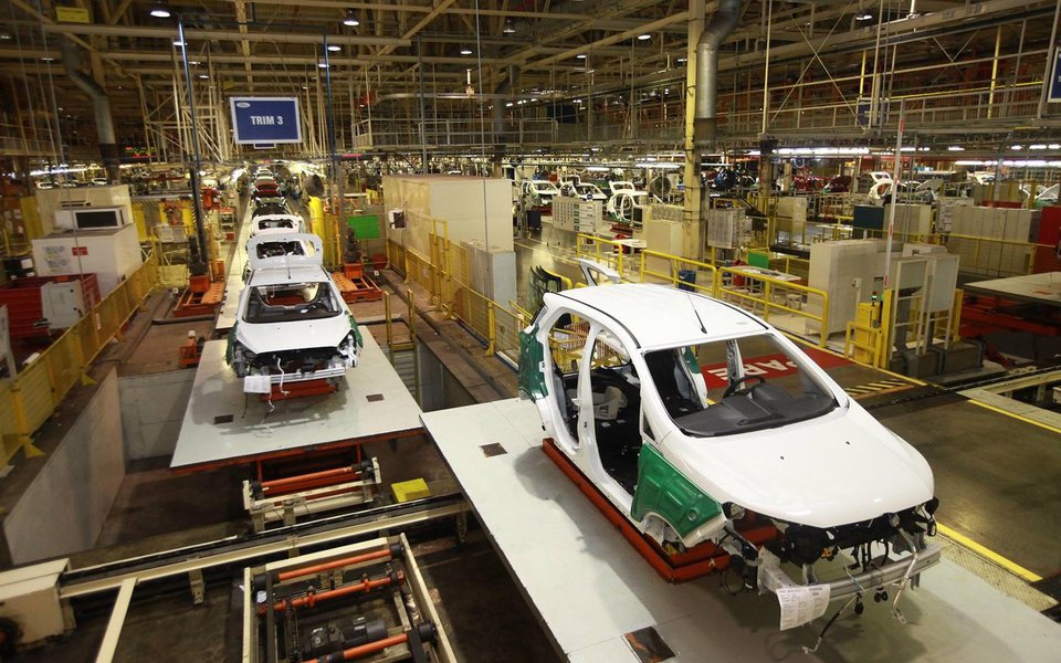 Produção industrial em julho teve alta em metade dos lugares pesquisados pelo IBGE e a Bahia e a Região Nordeste tiveram os melhores desempenho no mês, 7,2% e de 3,2%, respectivamente; apesar do resultado da indústria baiana, o Estado que acumula as maiores retrações na produção industrial em 2017 e em 12 meses; de janeiro a julho, a produção da indústria baiana registrou queda de 5,2%, e, de agosto de 2016 a julho de 2017, a queda soma 6,4%; em julho, a indústria brasileira teve uma alta de 0,8% na produção, em relação a junho (Foto: Paulo Emílio) Produção industrial em julho teve alta em metade dos lugares pesquisados pelo IBGE e a Bahia e a Região Nordeste tiveram os melhores desempenho no mês, 7,2% e de 3,2%, respectivamente; apesar do resultado da indústria baiana, o Estado que acumula as maiores retrações na produção industrial em 2017 e em 12 meses; de janeiro a julho, a produção da indústria baiana registrou queda de 5,2%, e, de agosto de 2016 a julho de 2017, a queda soma 6,4%; em julho, a indústria brasileira teve uma alta de 0,8% na produção, em relação a junho