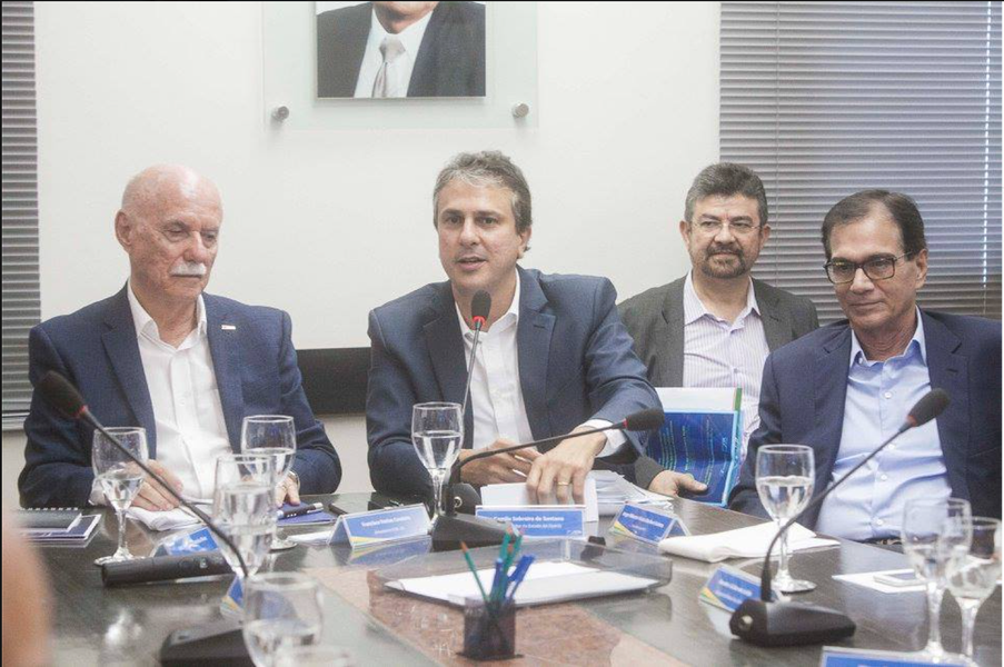 O primeiro deles é o Refis, que permite a renegociação do Imposto sobre Circulação de Mercadorias e Serviços (ICMS) do comércio e da indústria; e o segundo é o Projeto de Lei que fará 49 modificações na legislação tributária. "Estamos trabalhando para que as atividades econômicas do Ceará possam ser retomadas. Além de diminuir a burocracia, vai permitir que o comércio possa ter fôlego para investir, ampliar os negócios", disse o governador Camilo Santana (PT). Os Projetos de Lei serão encaminhados à Assembleia Legislativa para aprovação. (Foto: Fatima 247) O primeiro deles é o Refis, que permite a renegociação do Imposto sobre Circulação de Mercadorias e Serviços (ICMS) do comércio e da indústria; e o segundo é o Projeto de Lei que fará 49 modificações na legislação tributária. "Estamos trabalhando para que as atividades econômicas do Ceará possam ser retomadas. Além de diminuir a burocracia, vai permitir que o comércio possa ter fôlego para investir, ampliar os negócios", disse o governador Camilo Santana (PT). Os Projetos de Lei serão encaminhados à Assembleia Legislativa para aprovação.