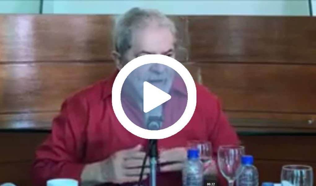 Em entrevista coletiva no Recife nesta sexta-feira (25), o ex-presidente Lula buscou justificar a formação de alianças políticas para vencer eleições e governar; "Acho que é importante que o movimento social e a esquerda se preocupem com isso. Quando um partido como o PT procura fazer alianças políticas, só procura fazer essas alianças porque tem clareza de que, sozinho, não ganha as eleições, e, se ganhar, não tem como governar se não tiver maioria no Congresso Nacional. Esse é o dado concreto", diz Lula; assista acima (Foto: Aquiles Lins) Em entrevista coletiva no Recife nesta sexta-feira (25), o ex-presidente Lula buscou justificar a formação de alianças políticas para vencer eleições e governar; "Acho que é importante que o movimento social e a esquerda se preocupem com isso. Quando um partido como o PT procura fazer alianças políticas, só procura fazer essas alianças porque tem clareza de que, sozinho, não ganha as eleições, e, se ganhar, não tem como governar se não tiver maioria no Congresso Nacional. Esse é o dado concreto", diz Lula; assista acima
