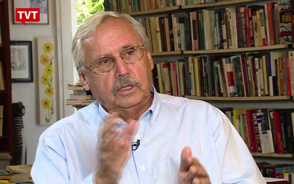 Para o economista Ladislau Dowbor, professor titular de pós-graduação da Pontifícia Universidade Católica de São Paulo (PUC-SP), o que define o cenário econômico e social da maior parte do mundo não é propriamente a falta de recursos financeiros, mas sim sua apropriação por corporações que utilizam esses recursos para especular em vez de investir de forma produtiva; A situação, segundo ele tem levado bilhões de pessoas à pobreza em todo o mundo e o Brasil também está nas mãos do rentismo e do capital internacional; "Nós estamos frente a um sistema de agiotagem que paralisou o país", afirma Dowbor (Foto: Paulo Emílio) Para o economista Ladislau Dowbor, professor titular de pós-graduação da Pontifícia Universidade Católica de São Paulo (PUC-SP), o que define o cenário econômico e social da maior parte do mundo não é propriamente a falta de recursos financeiros, mas sim sua apropriação por corporações que utilizam esses recursos para especular em vez de investir de forma produtiva; A situação, segundo ele tem levado bilhões de pessoas à pobreza em todo o mundo e o Brasil também está nas mãos do rentismo e do capital internacional; "Nós estamos frente a um sistema de agiotagem que paralisou o país", afirma Dowbor