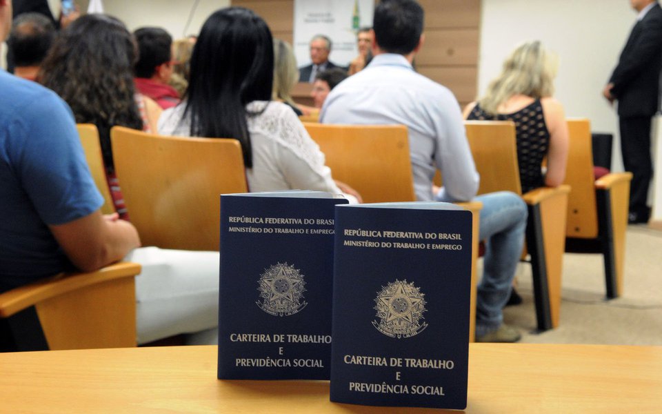 Os dados da Pesquisa Nacional por Amostra de Domicílio Contínua (Pnad) para os meses de abril a junho mostraram recuo no número de desocupados em Goiás; no segundo trimestre do ano, o estado registrou uma taxa de desocupação de 11%, queda de 1,7 ponto percentual em relação ao primeiro trimestre de 2017; esse resultado coloca Goiás com oitava menor taxa entre os estados brasileiros. Santa Catarina está em primeiro lugar com 7,5% de desocupação; Pernambuco tem a maior, 18,8%; o número de desocupados no Brasil perfazem 13% da população com 14 anos ou mais de idade (Foto: Leonardo Lucena) Os dados da Pesquisa Nacional por Amostra de Domicílio Contínua (Pnad) para os meses de abril a junho mostraram recuo no número de desocupados em Goiás; no segundo trimestre do ano, o estado registrou uma taxa de desocupação de 11%, queda de 1,7 ponto percentual em relação ao primeiro trimestre de 2017; esse resultado coloca Goiás com oitava menor taxa entre os estados brasileiros. Santa Catarina está em primeiro lugar com 7,5% de desocupação; Pernambuco tem a maior, 18,8%; o número de desocupados no Brasil perfazem 13% da população com 14 anos ou mais de idade